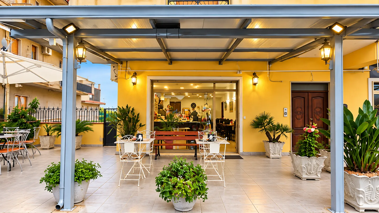 La terrazza coperta di Pausa Caffè con tavoli apparecchiati